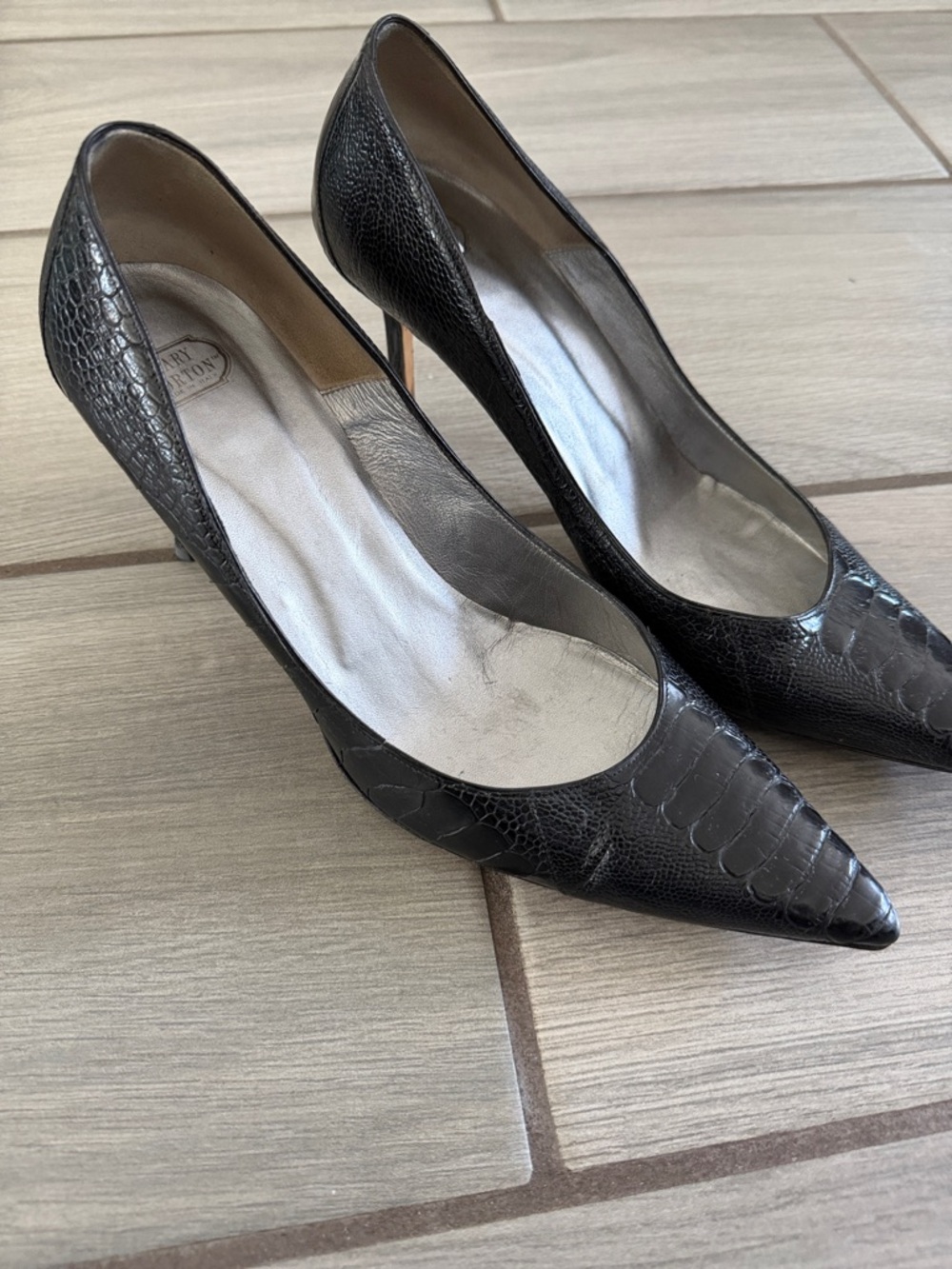 Mary Norton Women's Crocodile Textured Black Leather Pumps